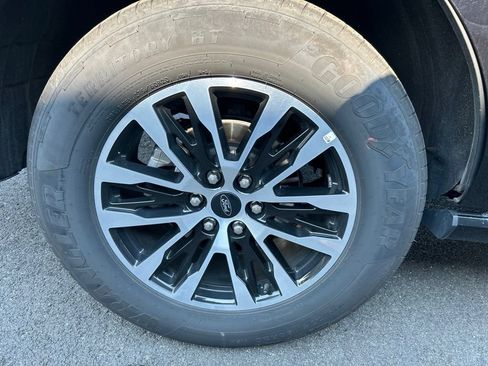 Used 2025 Ford Expedition Platinum AWD/4WD image 4