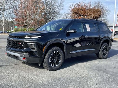 Used 2025 Chevrolet Traverse Z71 image 1