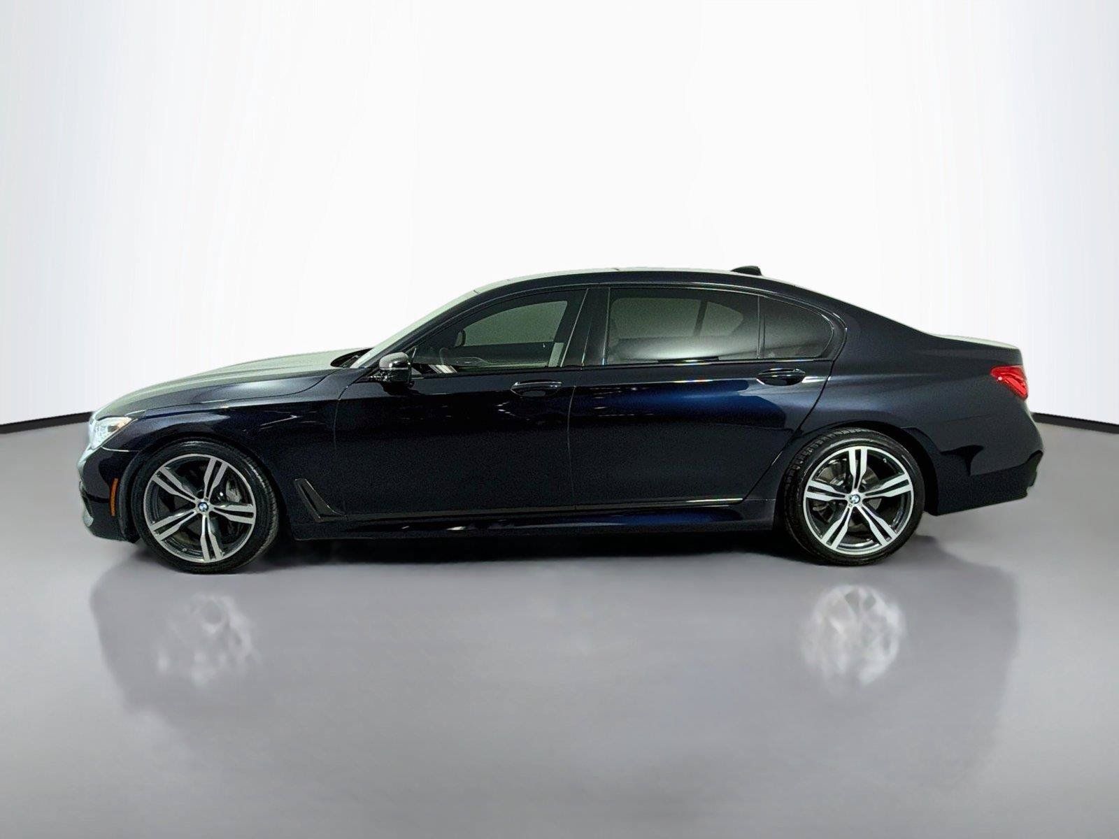 Used 2019 BMW 750i w/ M Sport Package RWD image 8