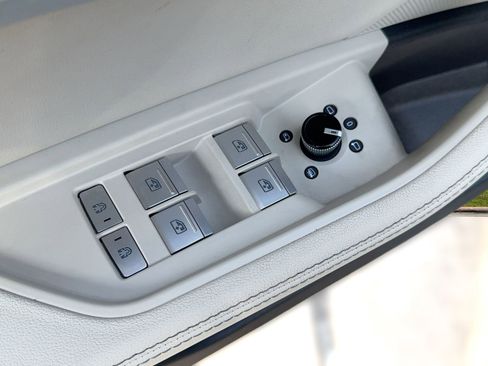 Used 2022 Audi e-tron Premium Plus w/ Premium Plus Package image 13