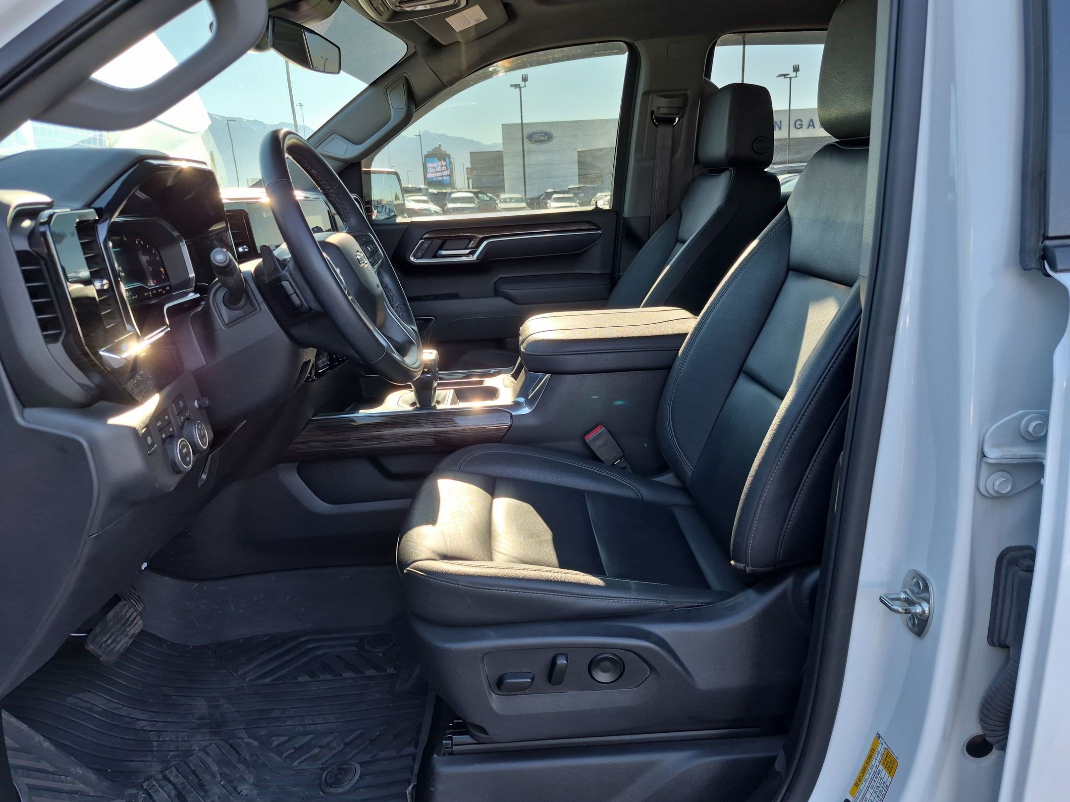 Used 2025 Chevrolet Silverado 1500 LT Trail Boss w/ Convenience Package II AWD/4WD image 18