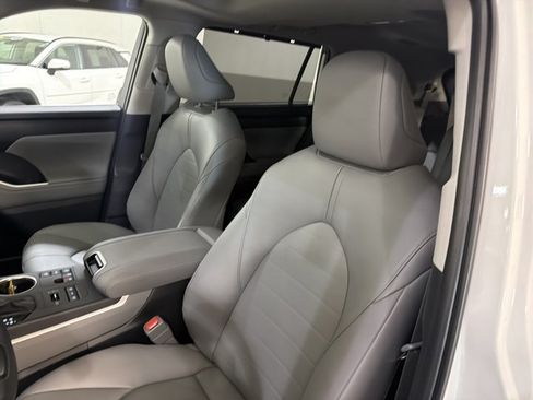 Used 2026 Toyota Highlander XLE AWD/4WD image 14