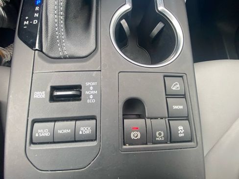 Used 2023 Toyota Highlander XLE AWD/4WD image 23