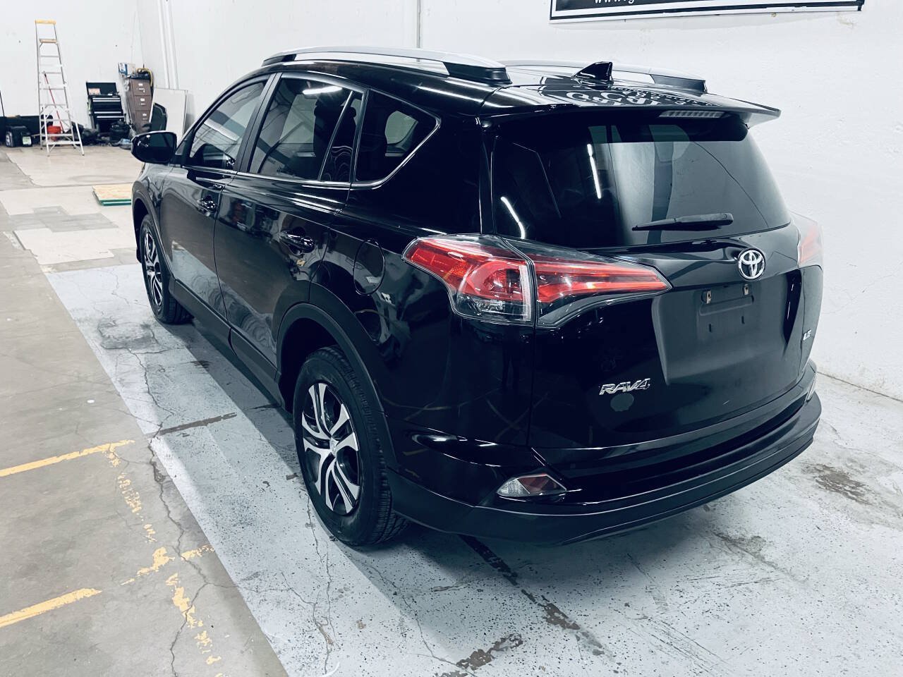 Used 2017 Toyota RAV4 LE FWD image 5