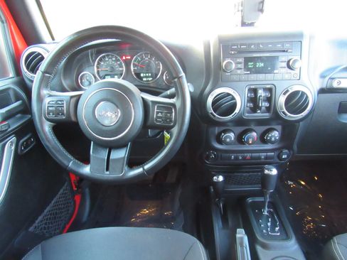 Used 2017 Jeep Wrangler Unlimited Sahara w/ Connectivity Group AWD/4WD image 22