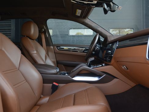 Used 2023 Porsche Cayenne Turbo AWD/4WD image 27