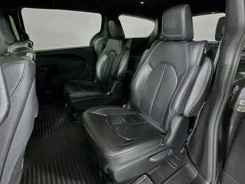 Used 2022 Chrysler Pacifica Touring-L w/ Uconnect Theater Family Group image 24