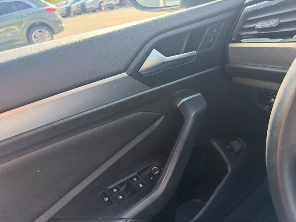 Certified 2022 Volkswagen Jetta SE FWD image 32