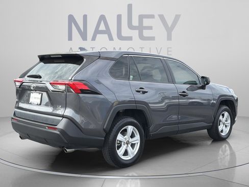 Used 2022 Toyota RAV4 LE w/ Carpet Mat Package (TMS) AWD/4WD image 8