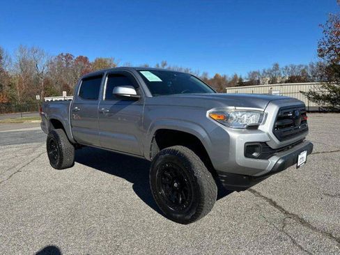 Used 2018 Toyota Tacoma SR RWD image 2