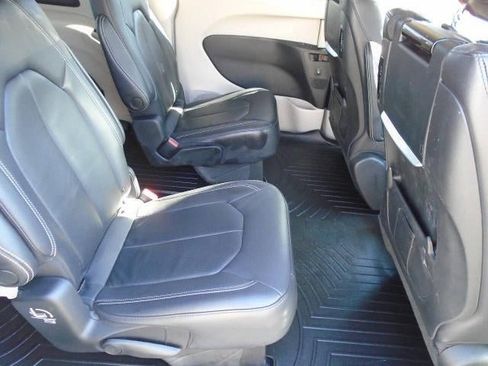 Used 2022 Chrysler Pacifica Touring-L w/ Uconnect Theater Family Group image 17