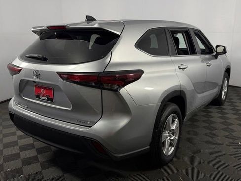 Used 2024 Toyota Highlander LE image 8