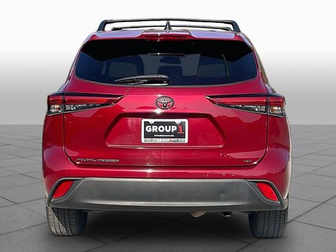 Used 2022 Toyota Highlander LE FWD image 3