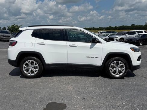 Used 2024 Jeep Compass Latitude AWD/4WD image 4
