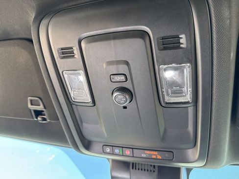 Used 2025 Chevrolet Suburban Z71 AWD/4WD image 36