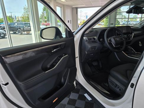 New 2026 Toyota Highlander Platinum AWD/4WD image 18