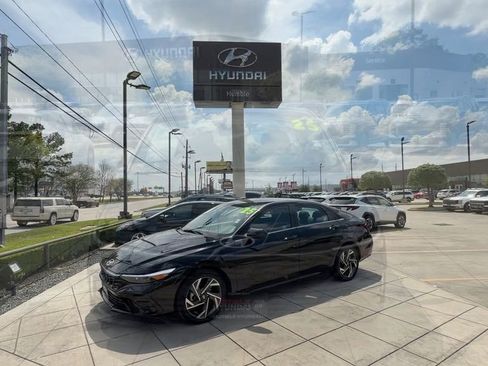 Certified 2025 Hyundai Elantra SEL image 8