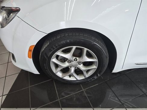 Used 2018 Chrysler Pacifica Limited image 40