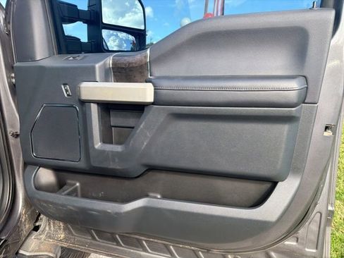 Used 2022 Ford F250 Lariat w/ Black Appearance Package image 11