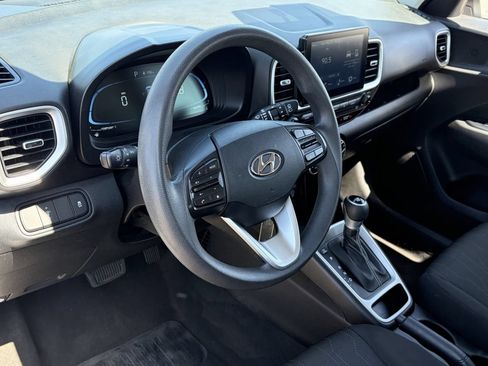 Used 2024 Hyundai Venue SE FWD image 23