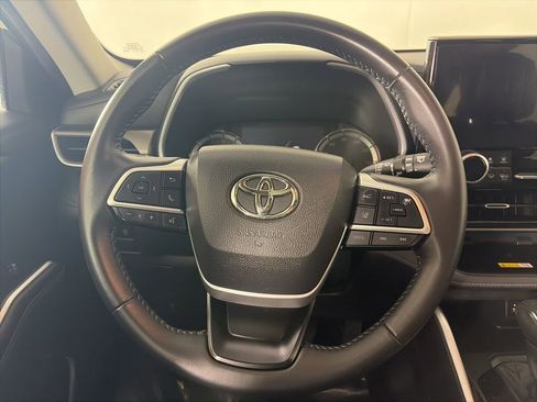 Used 2023 Toyota Highlander XLE AWD/4WD image 6
