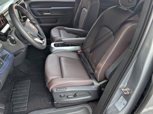 Used 2025 Volkswagen ID. Buzz Pro S Plus RWD image 17