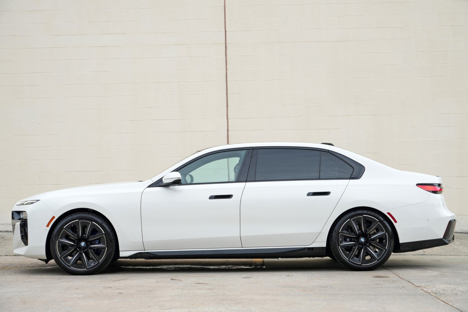 Used 2023 BMW 740i RWD image 9