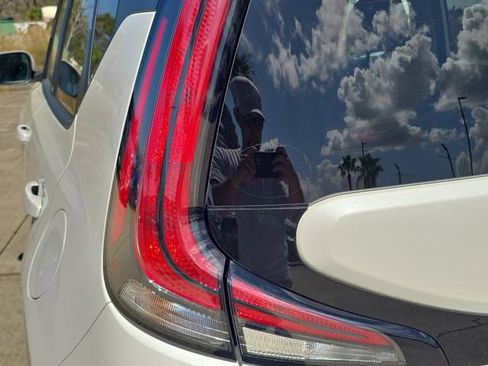 Used 2023 Kia Soul LX w/ LX Technology Package image 7