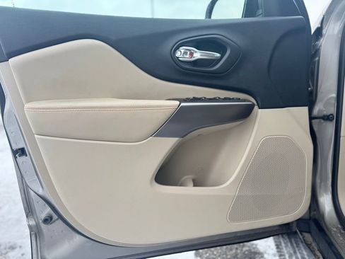 Used 2019 Jeep Cherokee Latitude w/ Popular Appearance Group image 11