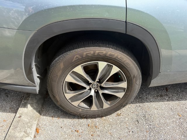 Used 2020 Toyota Highlander XLE FWD image 12