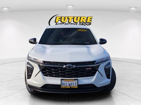 Used 2024 Chevrolet Trax RS w/ Driver Confidence Package FWD image 2