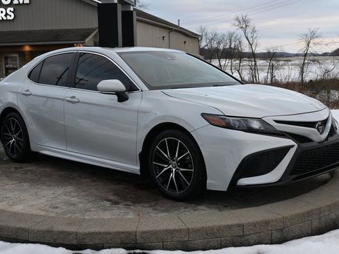 Used 2022 Toyota Camry SE w/ Cold Weather Package image 3