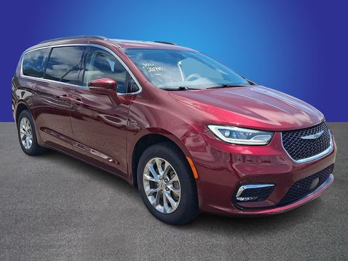 Used 2022 Chrysler Pacifica Touring-L w/ Uconnect Theater Family Group AWD/4WD image 3