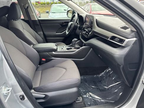 Used 2024 Toyota Highlander LE AWD/4WD image 11