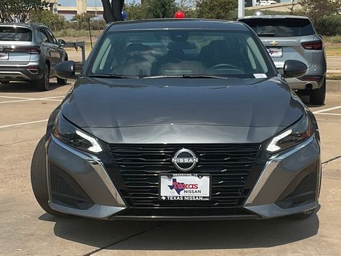Used 2025 Nissan Altima 2.5 SV FWD image 2