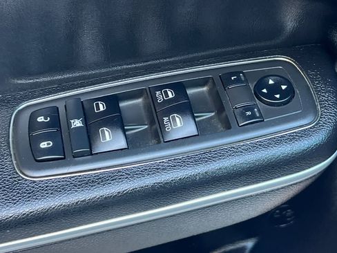 Used 2019 Chrysler 300 Limited RWD image 14