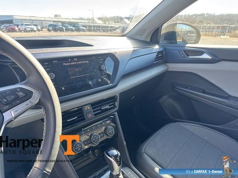 Used 2024 Volkswagen Taos SE w/ Panoramic Sunroof Package image 17