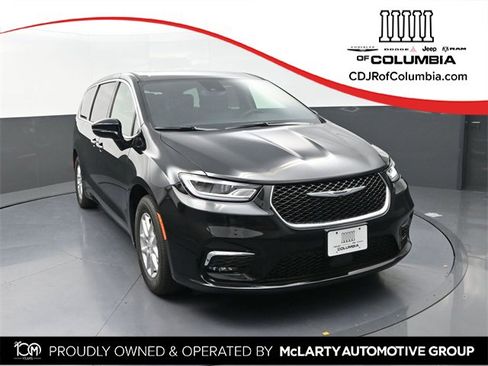 New 2026 Chrysler Pacifica Select image 1