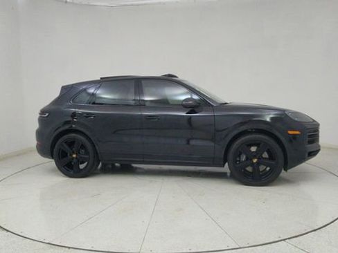 Used 2025 Porsche Cayenne w/ Premium Package image 65