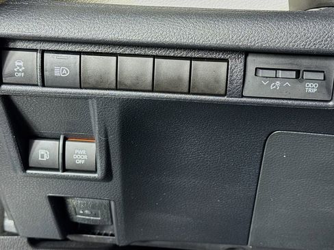 Used 2022 Toyota Sienna XLE image 14