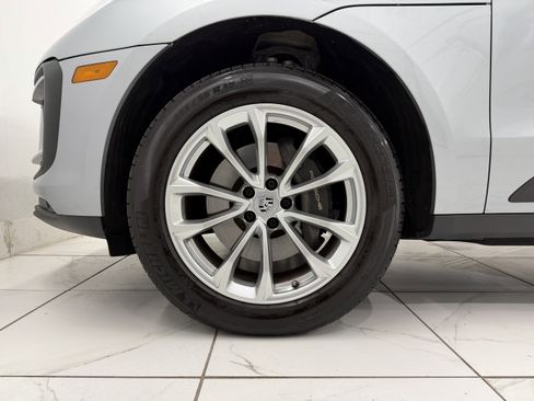 Certified 2025 Porsche Macan image 16