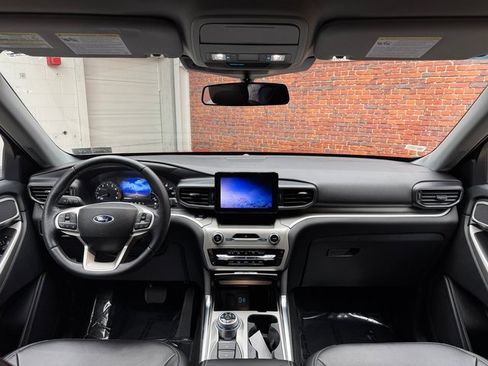 Used 2022 Ford Explorer XLT w/ Equipment Group 202A image 12