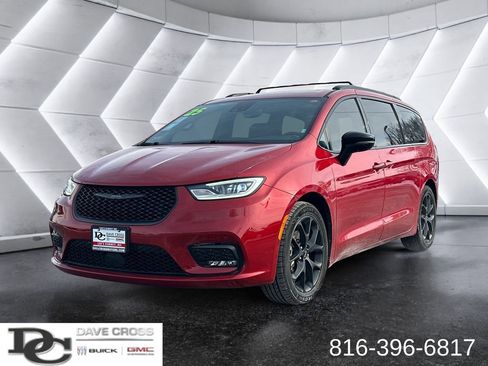 Used 2025 Chrysler Pacifica Limited image 1