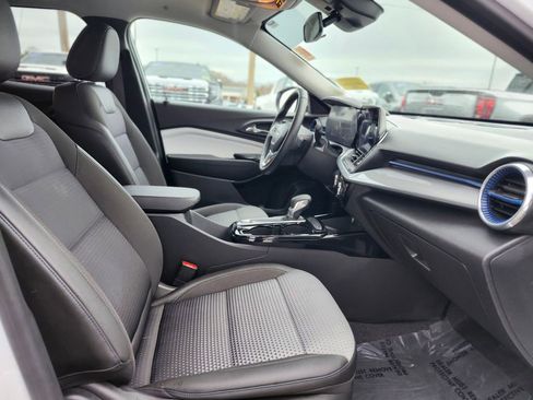 Used 2025 Chevrolet Trax LT w/ Sunroof Package image 9