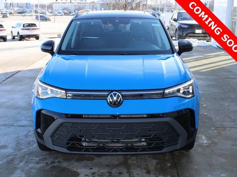 Certified 2025 Volkswagen Taos SE image 2