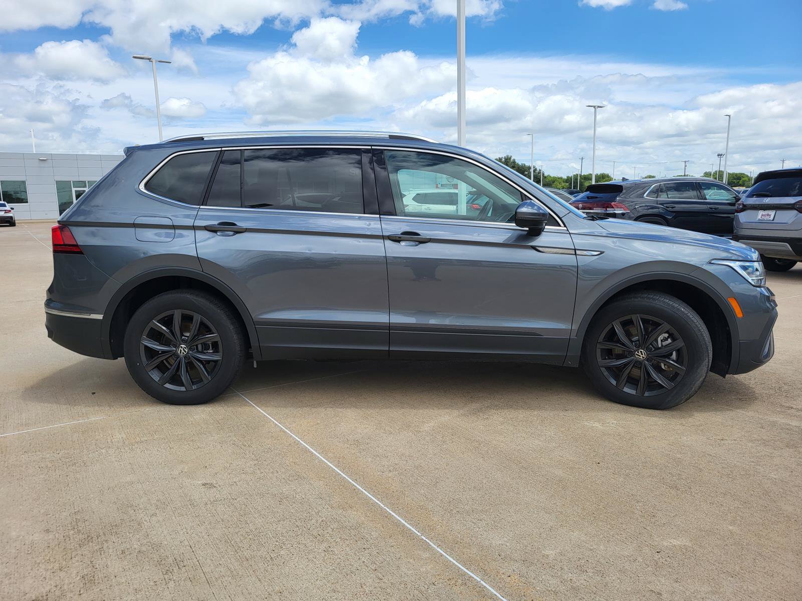 Used 2024 Volkswagen Tiguan SE FWD image 6
