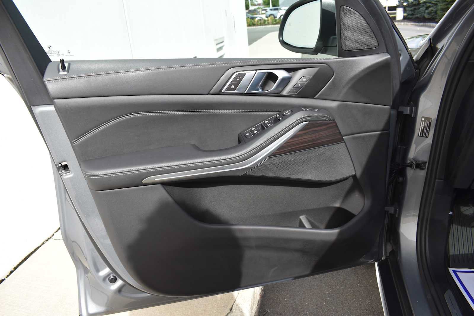 Used 2024 BMW X5 xDrive40i w/ Parking Assistance Package AWD/4WD image 16