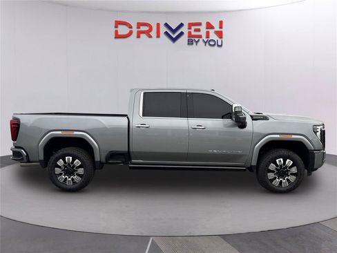 Used 2024 GMC Sierra 3500 Denali Ultimate AWD/4WD image 3