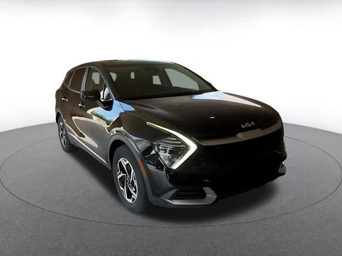 Used 2025 Kia Sportage LX image 3