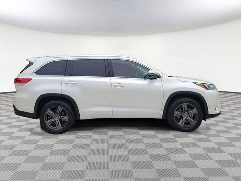 Used 2018 Toyota Highlander Limited Platinum FWD image 3